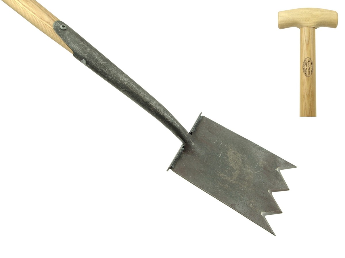 Shark tine spade with foorsteps and 75cm T handle